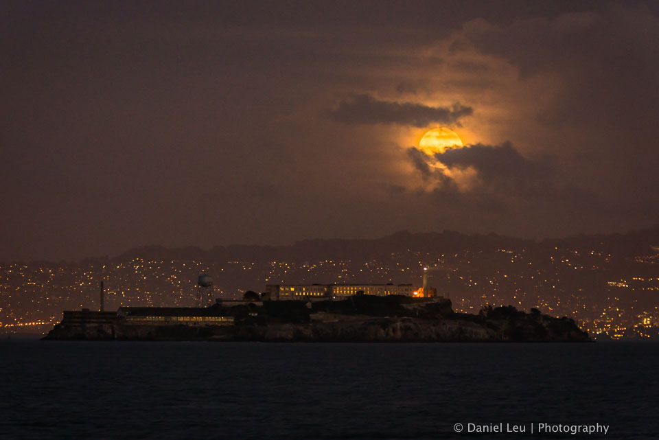 From my blog at <a href="http://blog.leu.org/2012/11/full-moon-over-alcatraz-island.html" rel="nofollow">blog.leu.org/2012/11/full-moon-over-alcatraz-island.html</a>

&copy; 2012 Daniel Leu, All rights reserved, <a href="http://www.DanielLeu.com" rel="nofollow">www.DanielLeu.com</a>